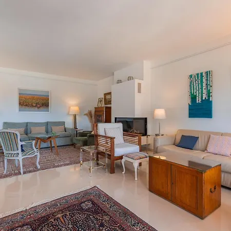 Apartment 119 - Luxurious Two Bedroom Colina Park