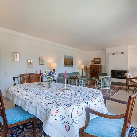 119 - Luxurious Two Bedroom Colina Park Apartment